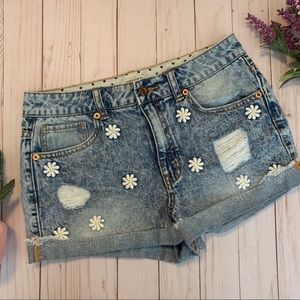 F21 daisy embroidered cutoff jean shorts 🌼